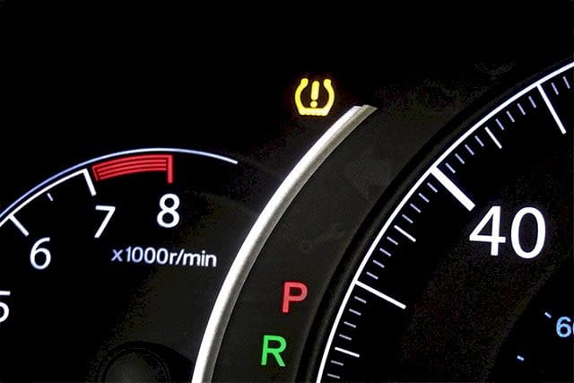 Đèn cảnh báo áp suất bật sáng cho thấy vấn đề về lốp